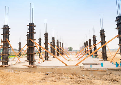 Bracing the column's formwork to wait for the concrete to be poured.