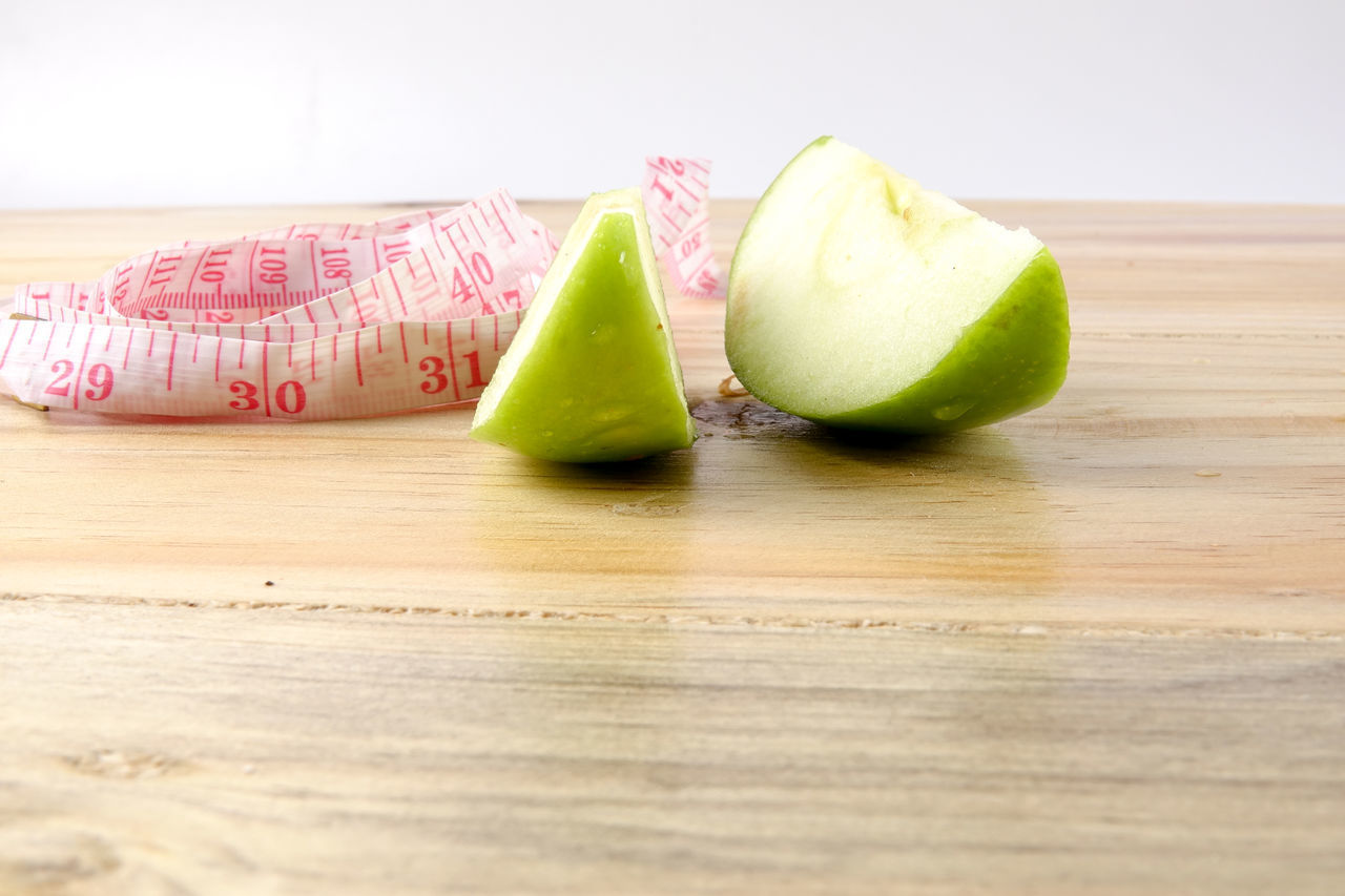 CLOSE-UP OF FRUITS ON CUTTING BOARD