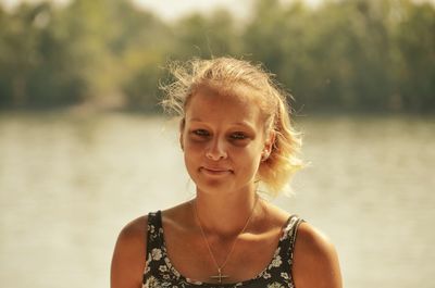 Portrait of a smiling young woman outdoors