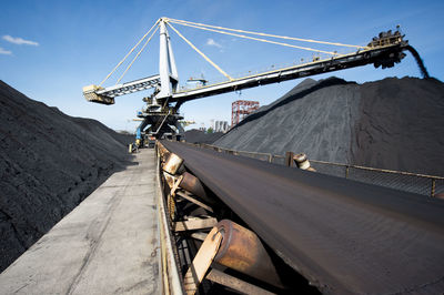 Conveyor belts moving gravel at construction site