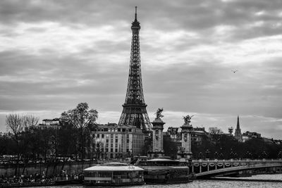 Eiffeltower in paris against cloudy sky