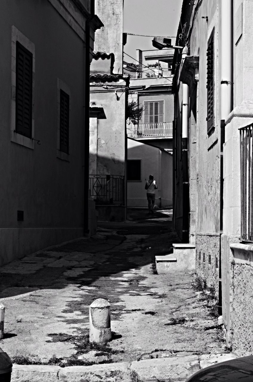 building exterior, architecture, built structure, residential structure, street, residential building, the way forward, city, building, house, cobblestone, alley, men, town, narrow, sunlight, day, walking