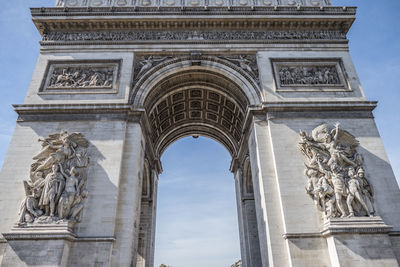 The arch of triomphe in paris agains a blue sky