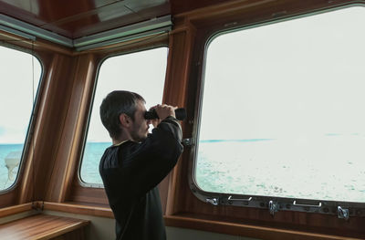 Full length of man traveling in sea against sky