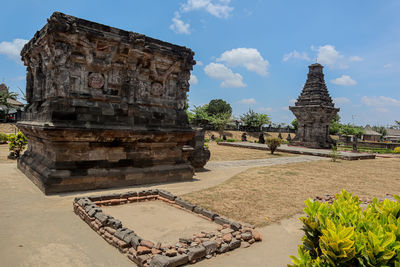 Old ruins of building against sky