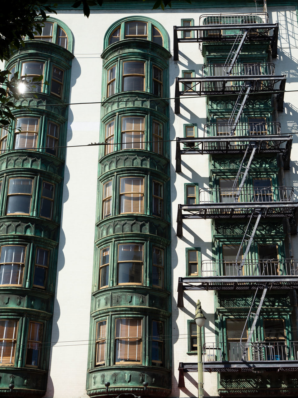 LOW ANGLE VIEW OF BUILDINGS AGAINST SKY