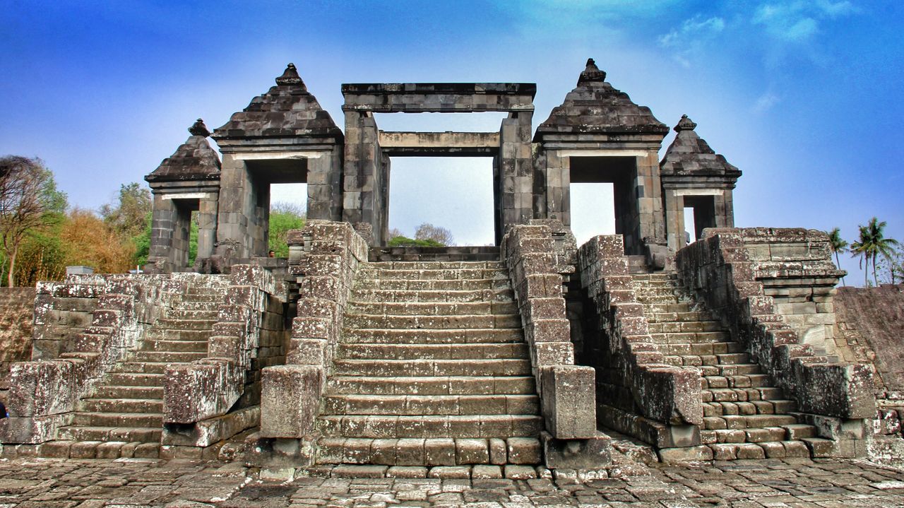 architecture, built structure, old ruin, building exterior, history, ancient, old, the past, ancient civilization, low angle view, sky, steps, damaged, abandoned, stone wall, stone material, archaeology, ruined, weathered, famous place