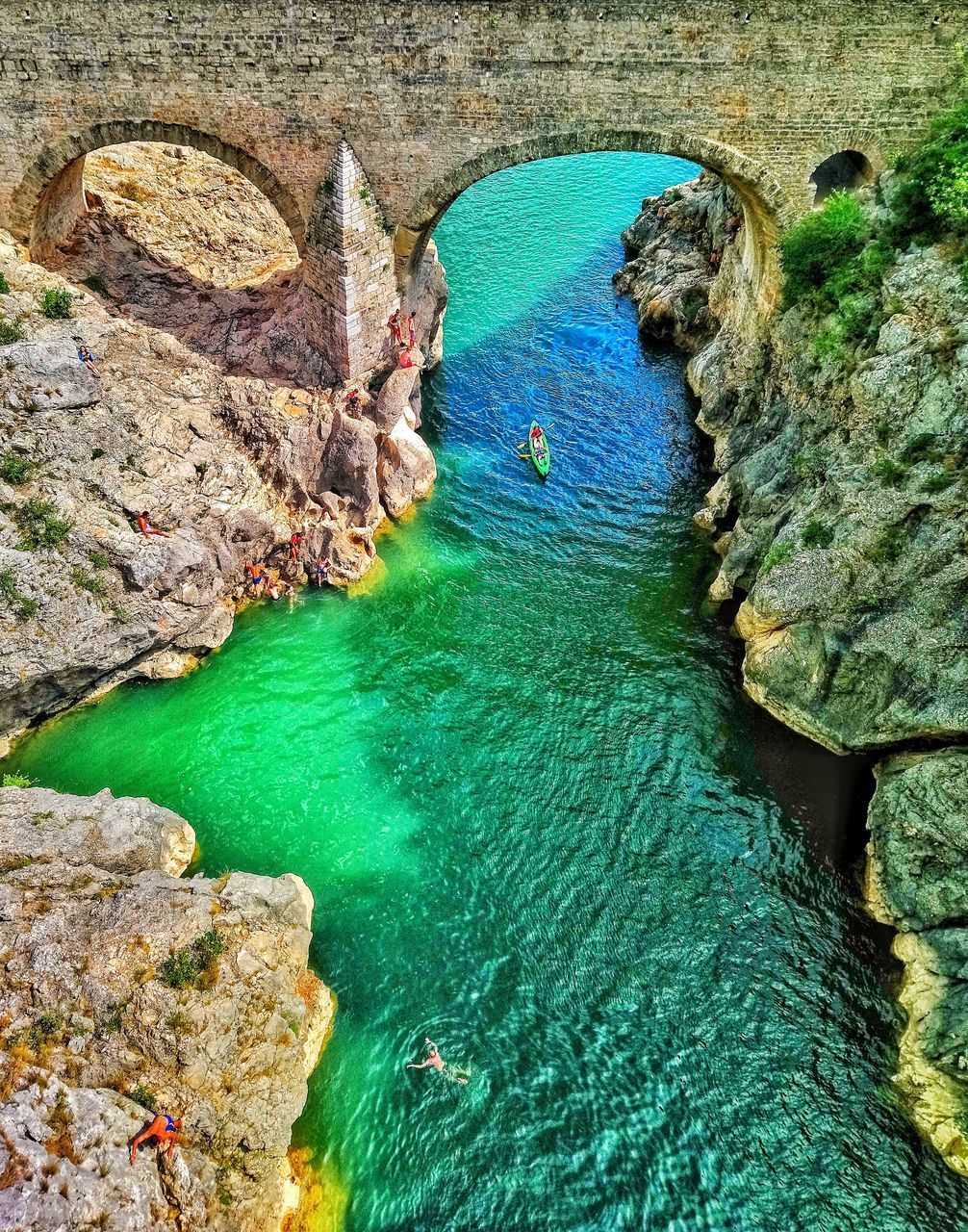 HIGH ANGLE VIEW OF ROCKS ON SEA