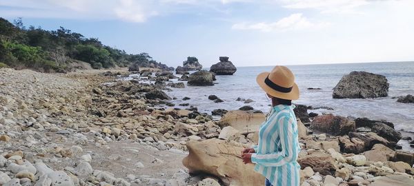 Rear view of man looking at sea against sky