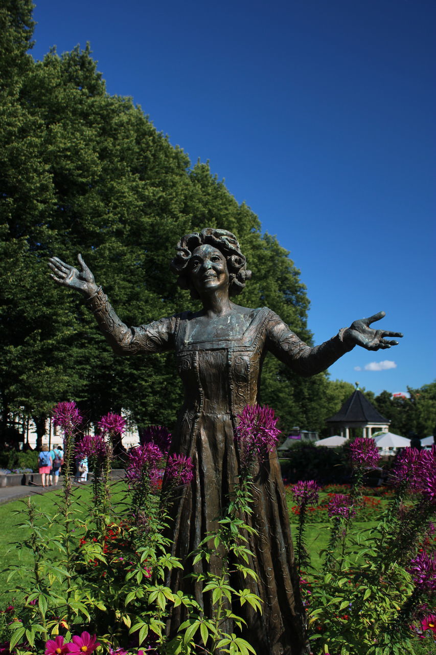 STATUE IN PARK AGAINST SKY