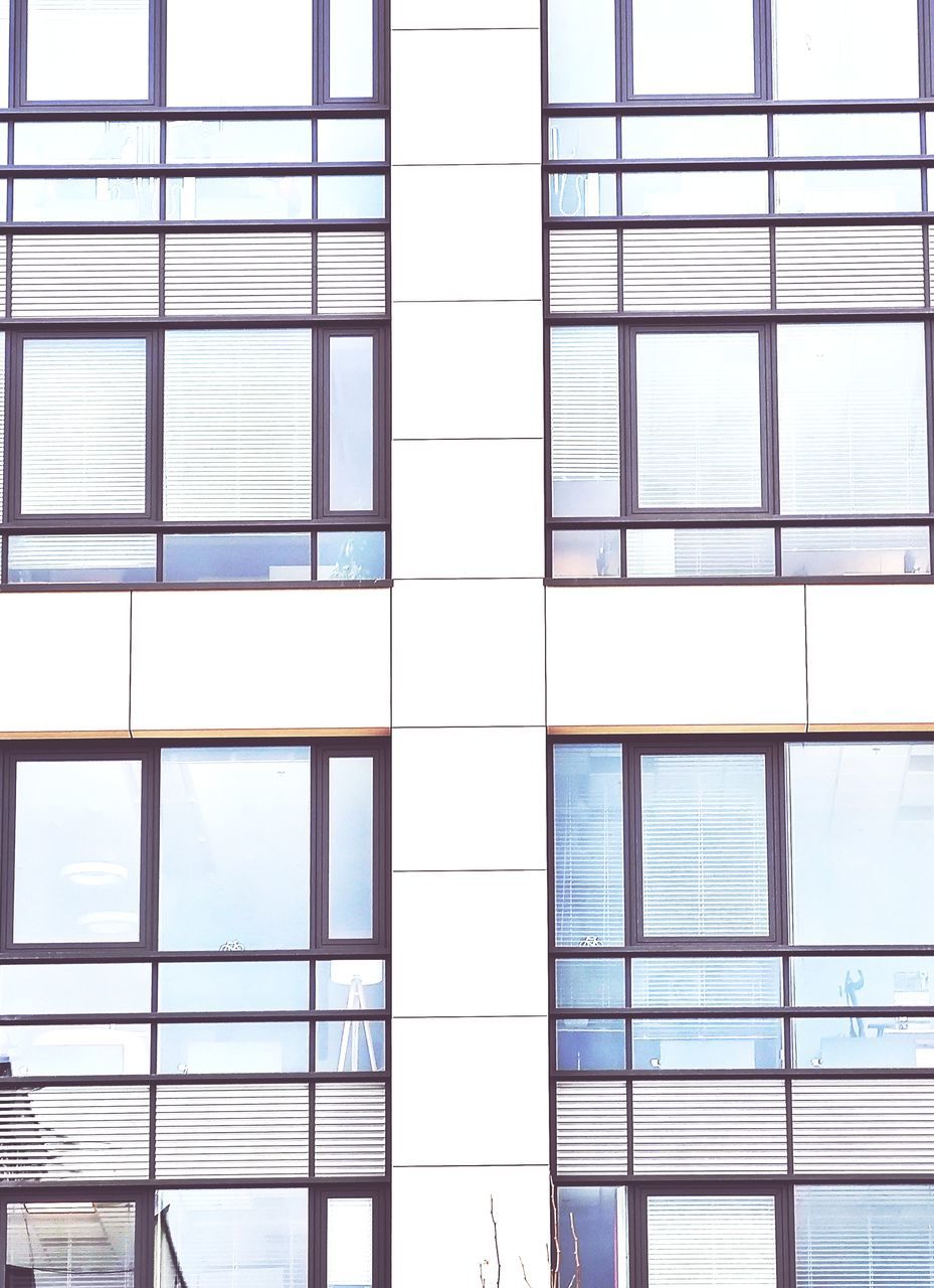 FULL FRAME SHOT OF MODERN GLASS BUILDING IN CITY