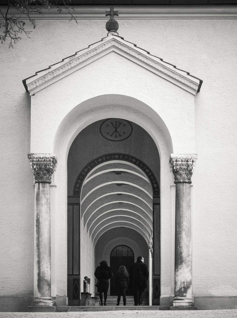 ARCHWAY OF BUILDING