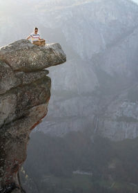 Young man at the edge of steep cliffs in yosemite national park