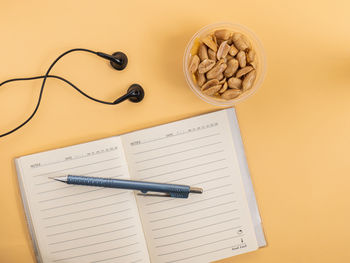 Roasted peanuts and garlic sliced, fried in oil blotted completely, for a snack while taking notes 