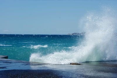 Waves splashing in sea