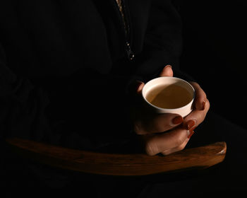 Close-up of hand holding coffee cup