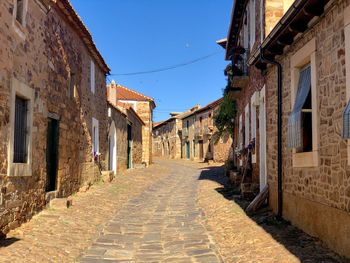 Narrow alley amidst buildings in city