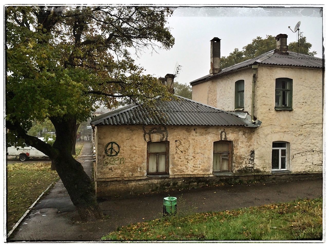 architecture, building exterior, built structure, house, tree, window, residential structure, old, rural scene, lawn, outdoors, day, cottage, sky, history, no people, exterior, the past, outside, footpath