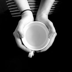 Close-up of hand holding coffee cup