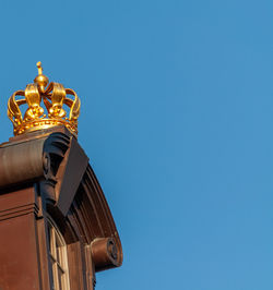 Crown on a roof