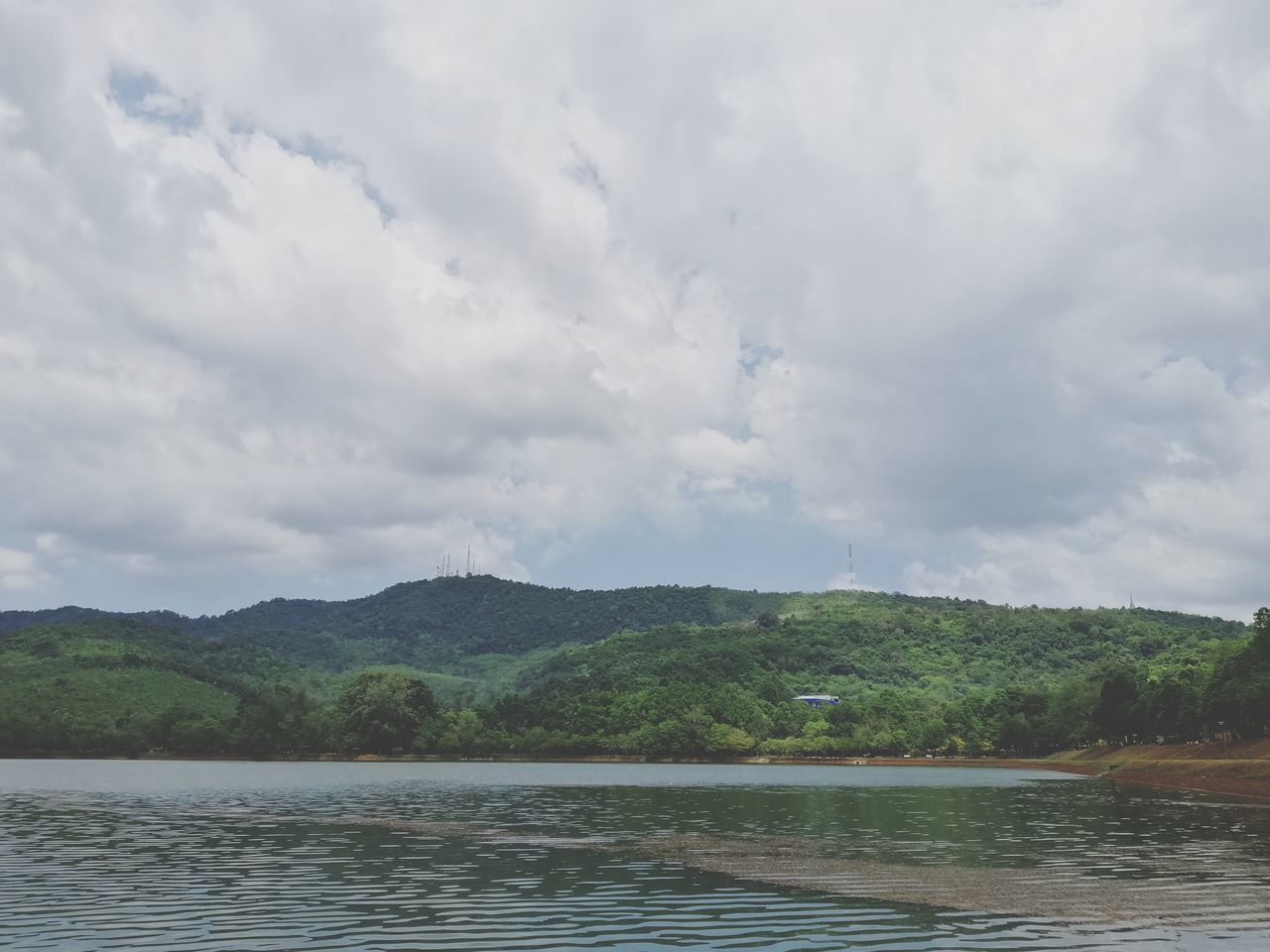 SCENIC VIEW OF LAKE BY MOUNTAIN AGAINST SKY