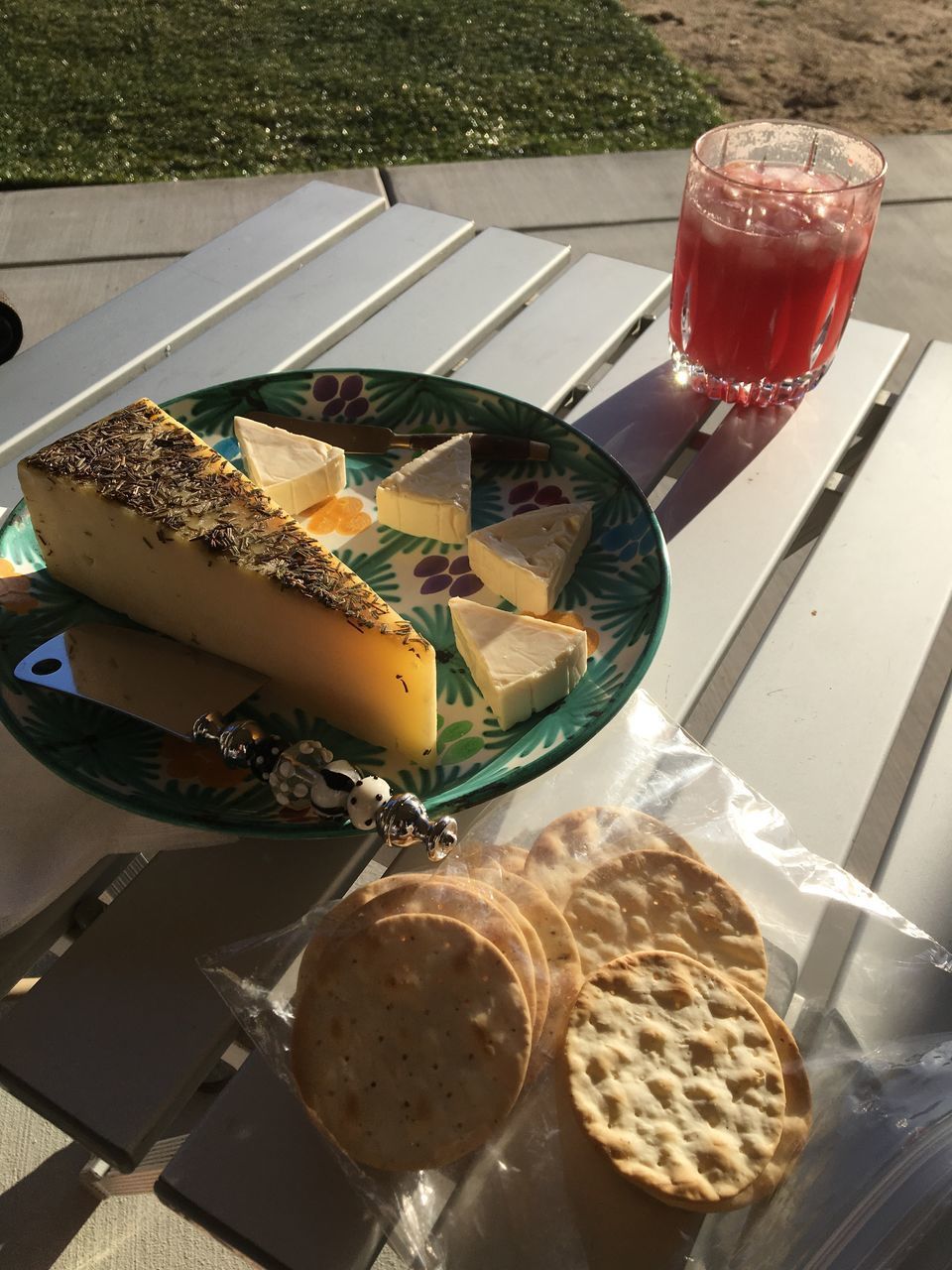 HIGH ANGLE VIEW OF BEER IN GLASS ON TABLE