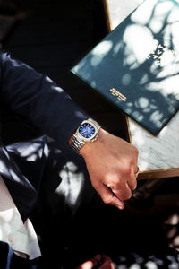 Cropped hand of man holding paper
