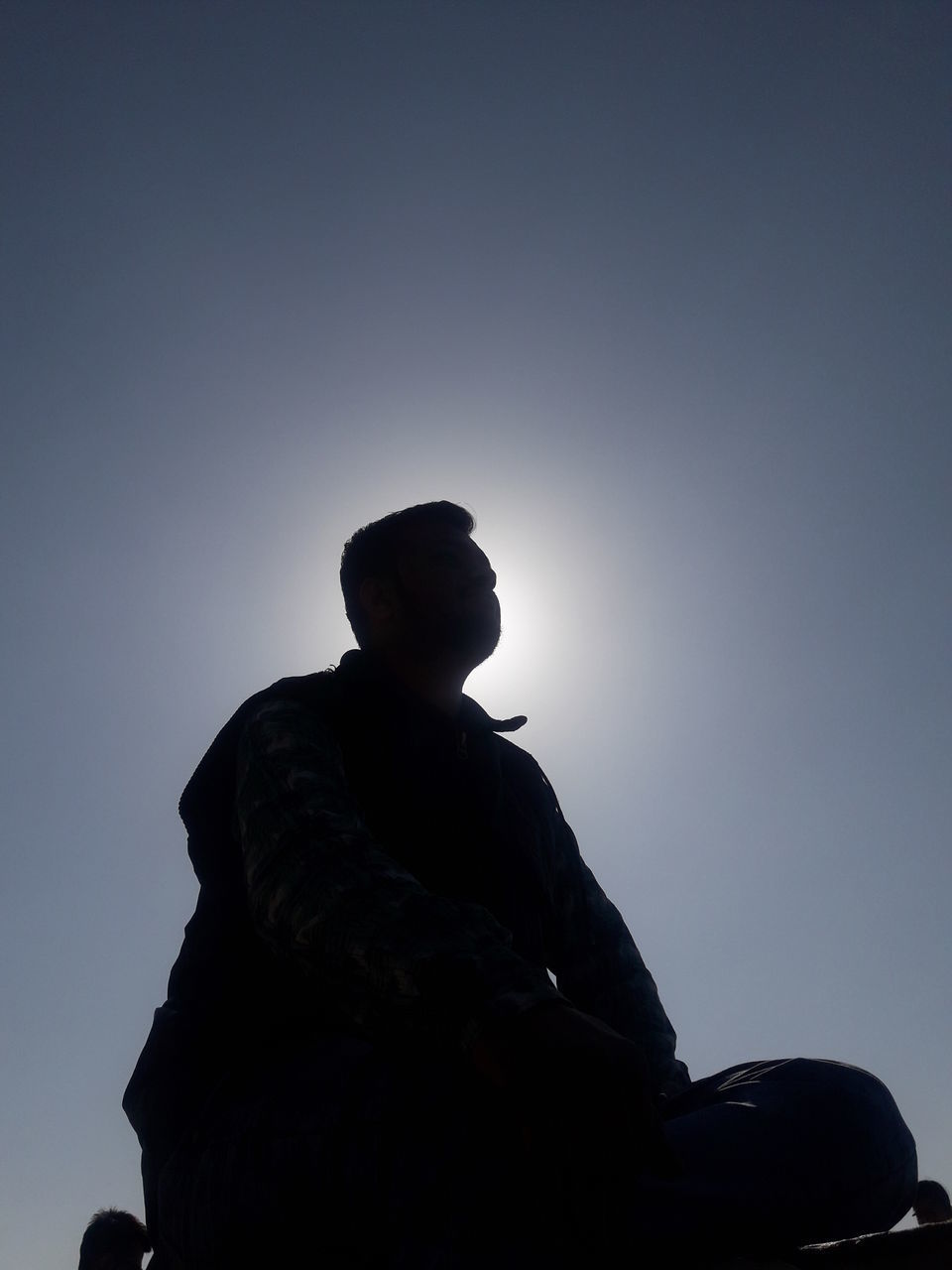 LOW ANGLE VIEW OF SILHOUETTE MAN AGAINST CLEAR SKY