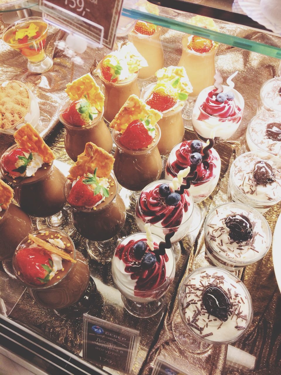 CLOSE-UP OF SWEET FOOD ON TABLE