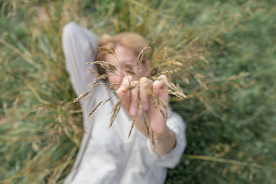 Cropped hand of woman holding flower