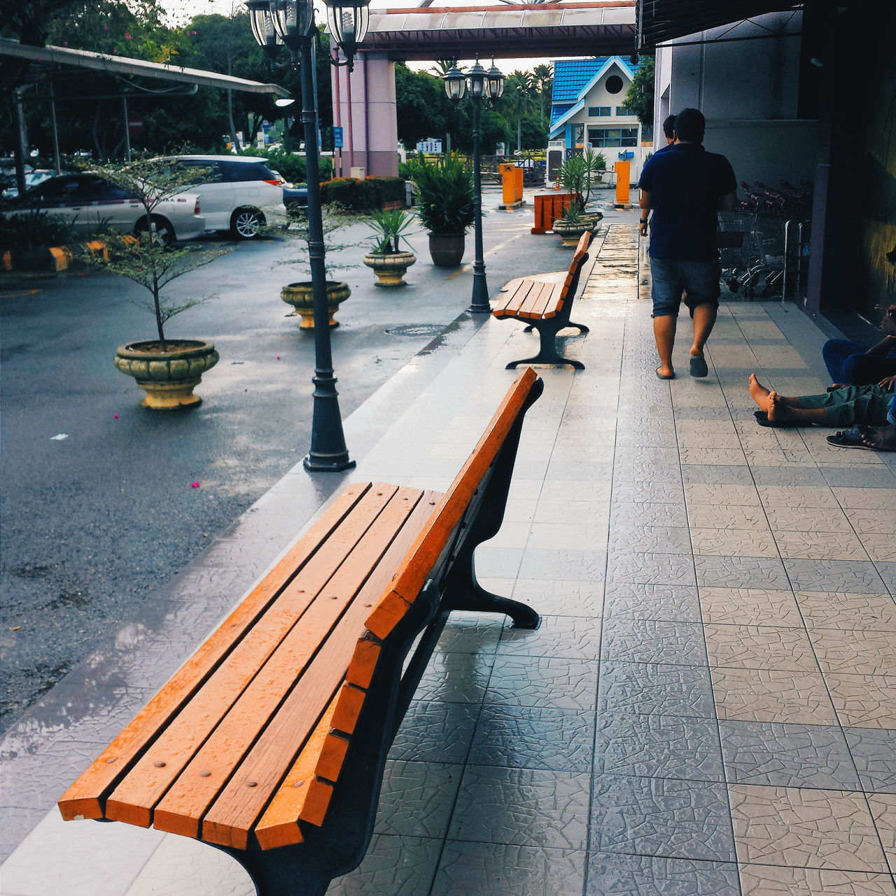 lifestyles, men, person, street, city life, city, sidewalk, leisure activity, walking, incidental people, rear view, full length, bench, sidewalk cafe, building exterior, chair, outdoors