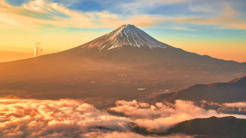 View of mt,fuji against sea of cloudy sky