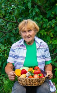 Portrait of young woman holding fruit