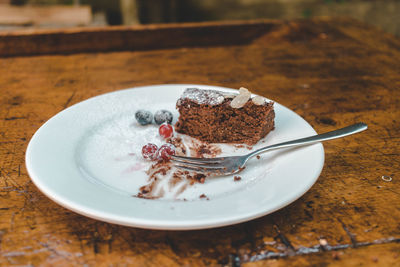 Close-up chocolate cake in plate on table