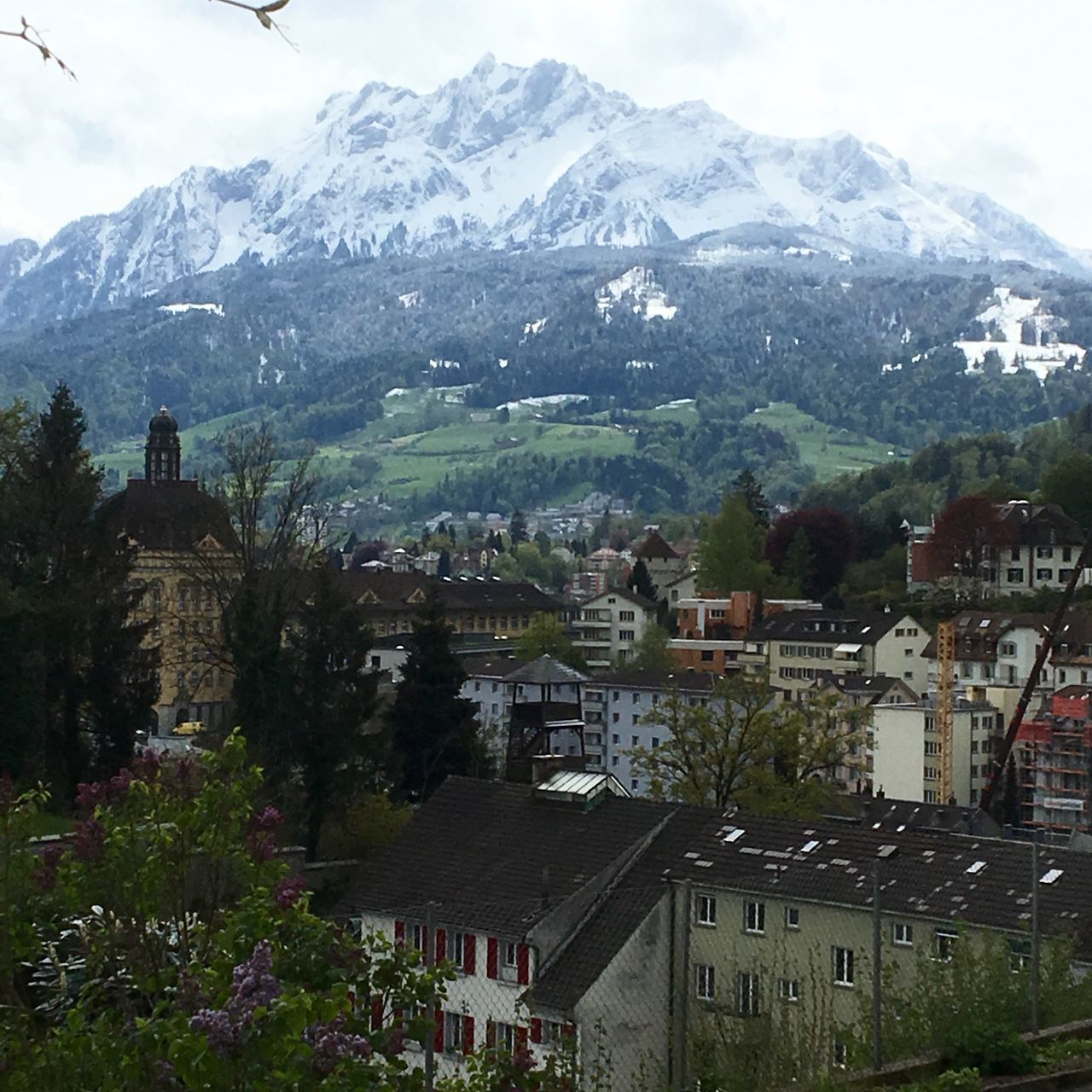 HIGH ANGLE VIEW OF TOWNSCAPE BY MOUNTAINS