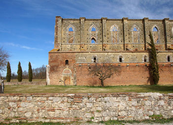 Old ruin building against sky