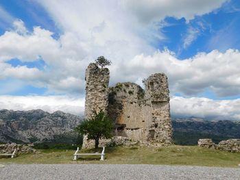 Old ruins against mountain 