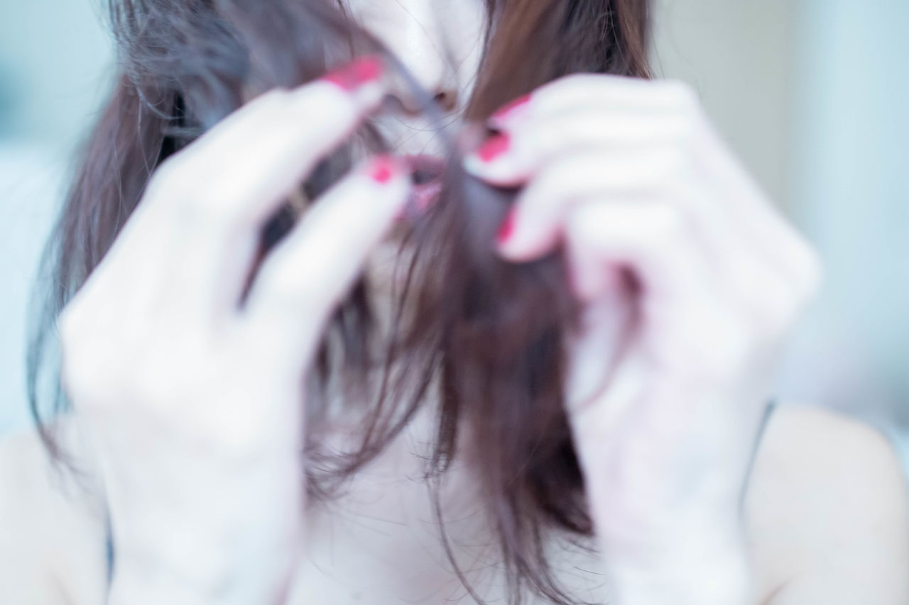 long hair, one person, brown hair, lifestyles, women, human hair, real people, one woman only, only women, close-up, indoors, day, adults only, adult, people