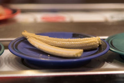 Close-up of sweetcorns in plate on table