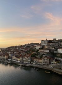 Photo prise de mon téléphone.
vue de porto portugal.
prise du mont st louis. en fin de journée.