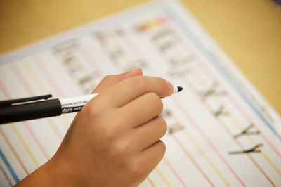 Close-up of hand holding felt tip pen