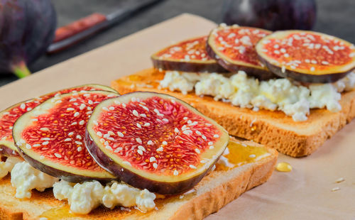 Toast with figs