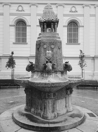 Statue of fountain against building