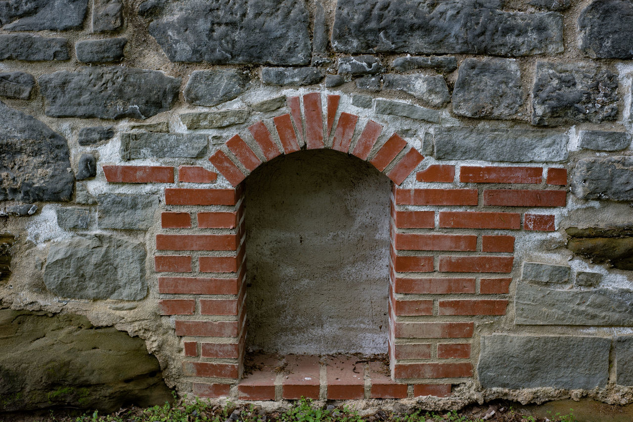 VIEW OF BRICK WALL WITH STONE WALLS