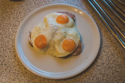 Brown bread with ham and fried egg.