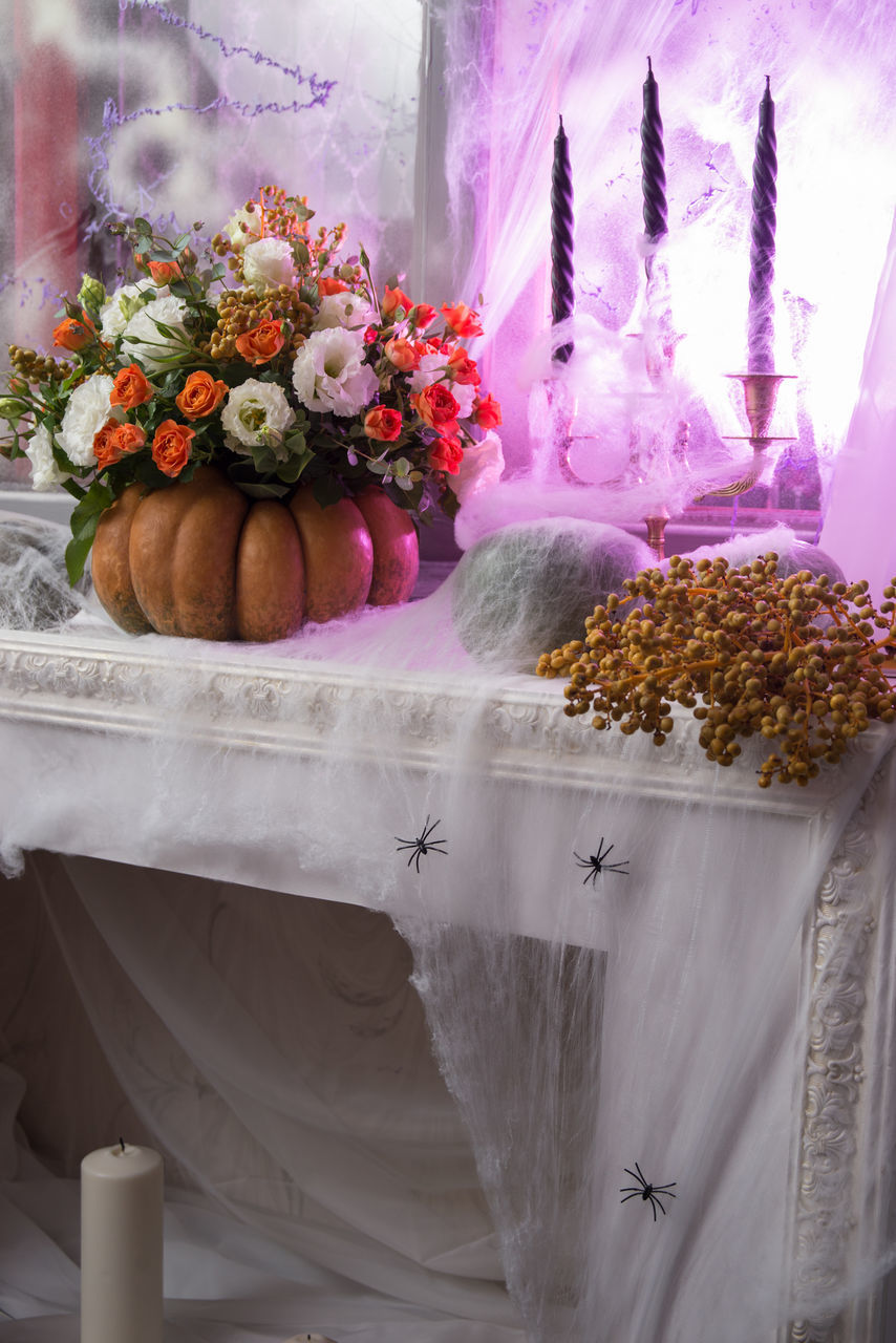 CLOSE-UP OF FLOWERING PLANTS ON TABLE