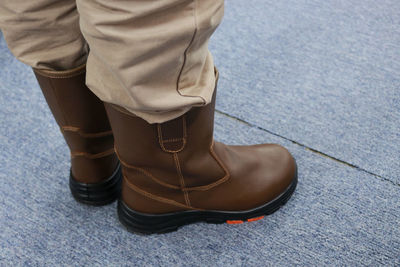 Workers use brown boots, these safety shoes are made of leather