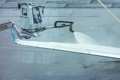 De-icing of an aircraft wing