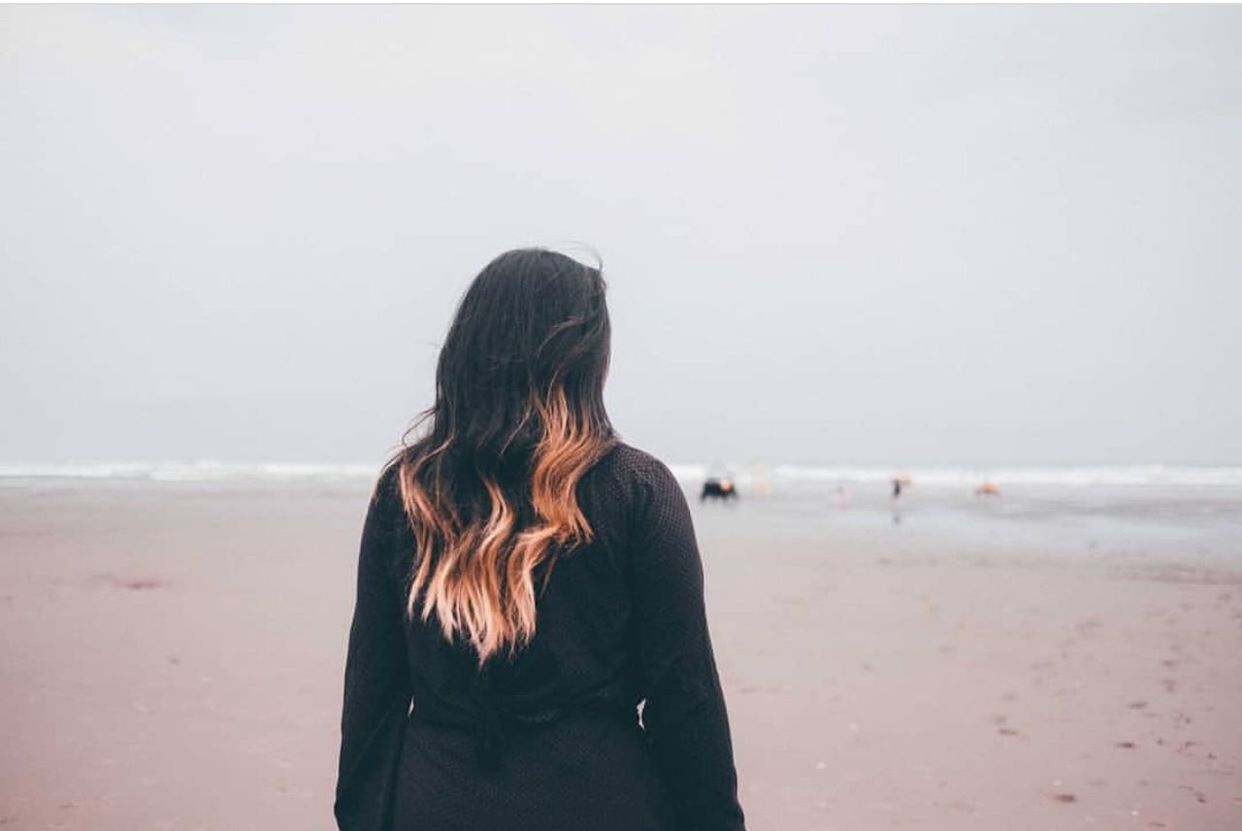 sea, land, beach, water, real people, rear view, one person, sky, standing, women, waist up, leisure activity, scenics - nature, nature, long hair, hair, horizon over water, hairstyle, lifestyles, outdoors, looking at view, contemplation