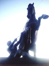 statue